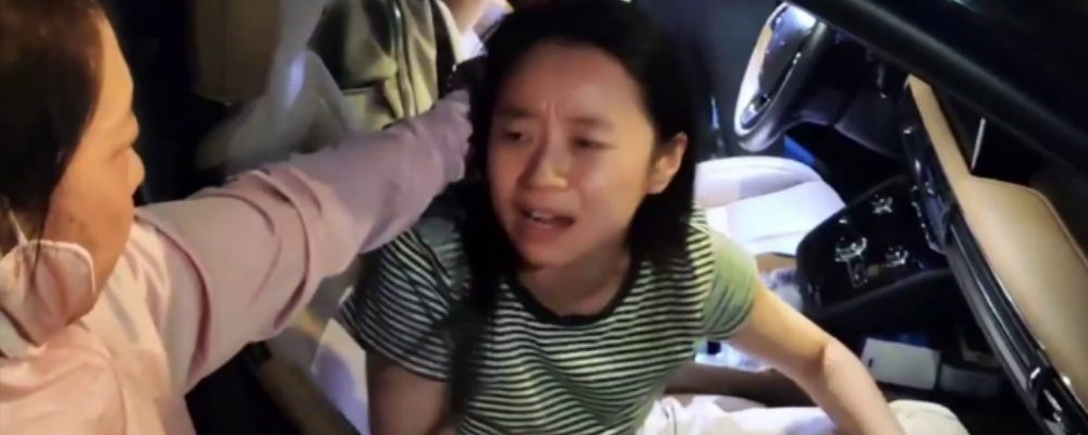 女人擦枪走火 干柴遇烈火 孩子才两个月大仙女就与林肯车主搞破鞋视频曝光
