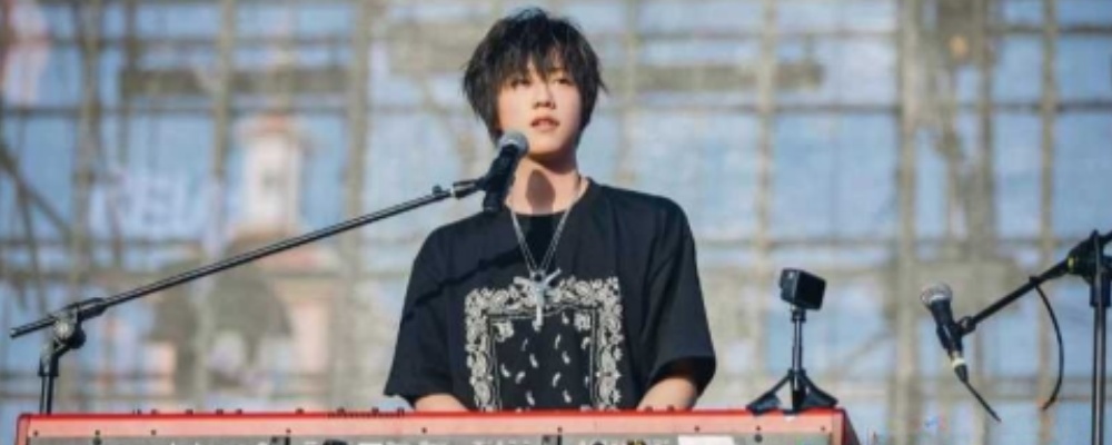 脚踏七条船 互相连环劈腿 河南郑州男歌李润祺同时劈腿七女与其性爱视频曝光
