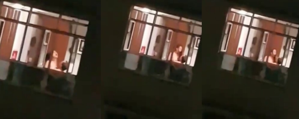 欣赏一下来自对面高楼的良辰美景 微胖少妇与老头门窗敞开性爱被邻居偷拍流出
