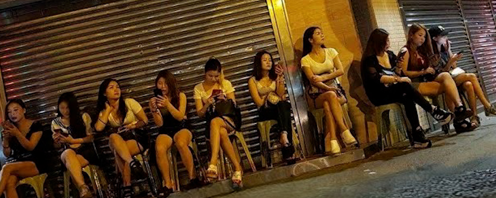 白天钓翘嘴 晚上翘其嘴 钓鱼佬拿鱼到红灯区与站街女换炮全过程视频曝光
