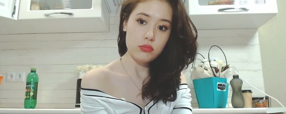 用跳蛋塞逼拉扯 翘起双腿诱人心神 甜美的亚籍嫩妹欣欣在厨房自慰勾引
