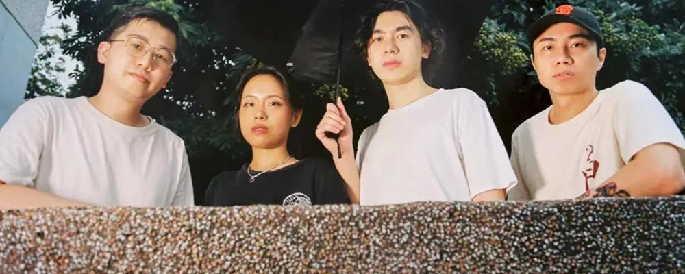 究竟是行为艺术还是性生活自述 蛙池乐队主场金依依演唱会上抠逼摸奶 动作淫荡令人叹为观止