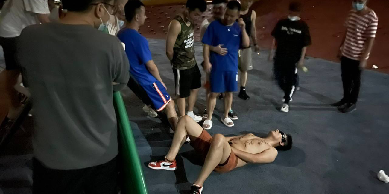 『这是什么操作!!!』成都沙河一帮变态 在公园玩户外调教 现场视频曝光 简直是侮辱我的眼睛!!!