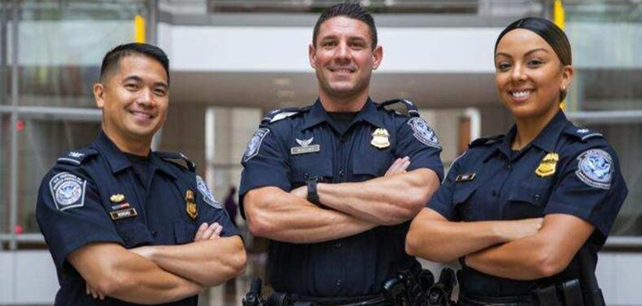 美国一 白人警察“车震”黑人学生被群众偷拍疯传!涉案警察已被停职调查!