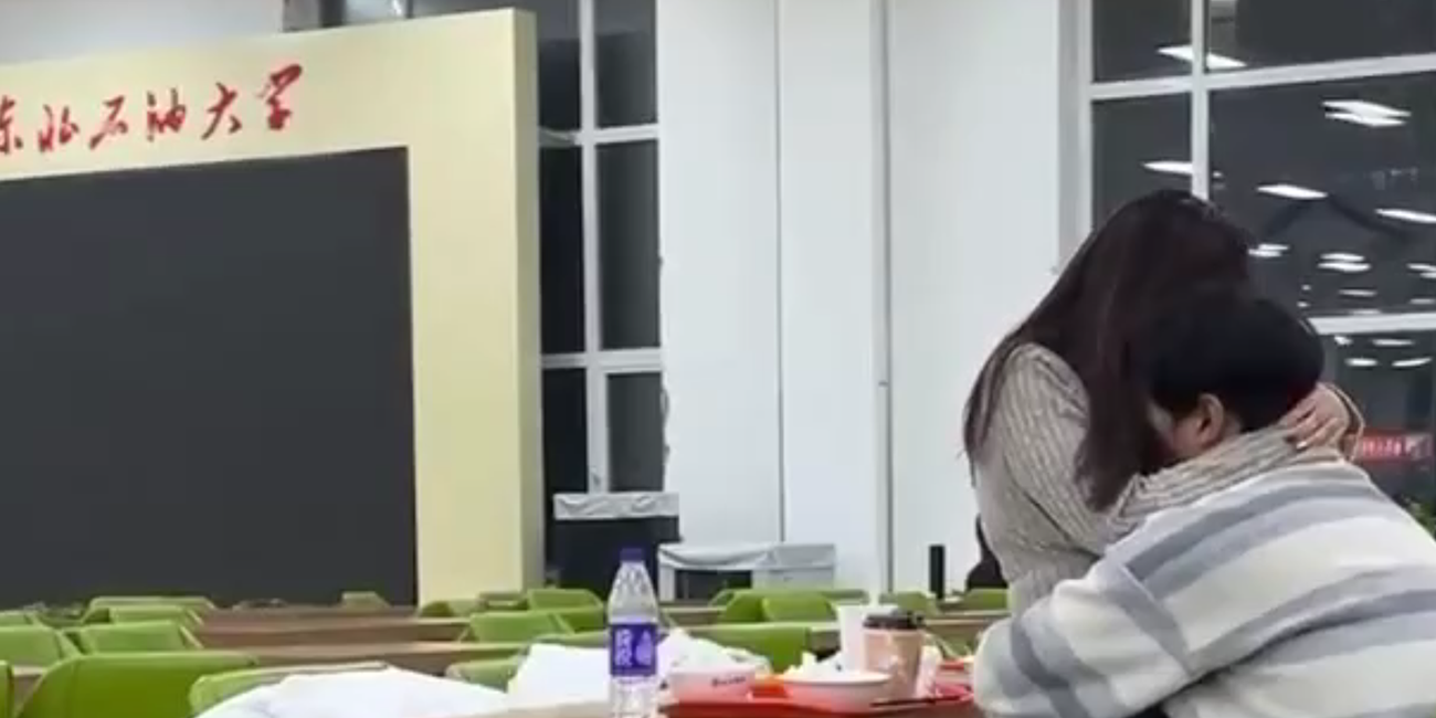 东北石油大学饭堂不雅视频瓜!! 单身狗还在金铲铲 隔壁小胖已经在享受奶子的味道了!