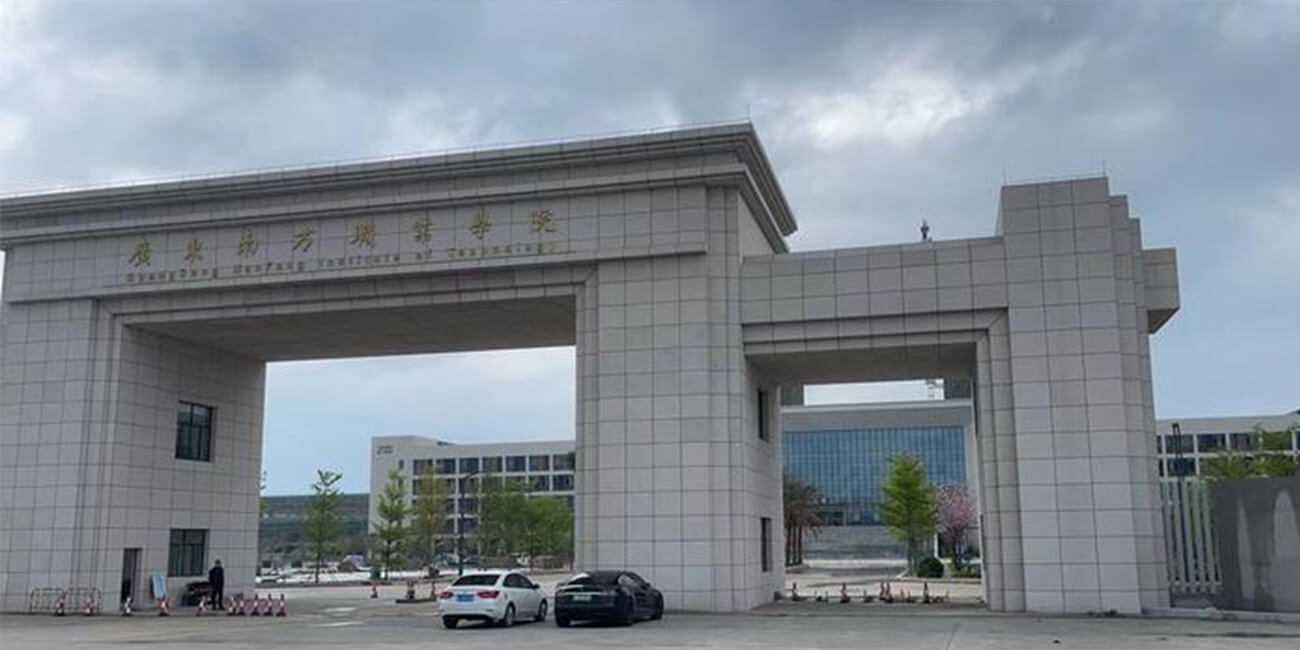 【小伙子要不要那么饥渴 这里是学校凉亭啊!!】广东南方职业技术学校 情侣树林凉亭做爱 被监控拍下流出!!