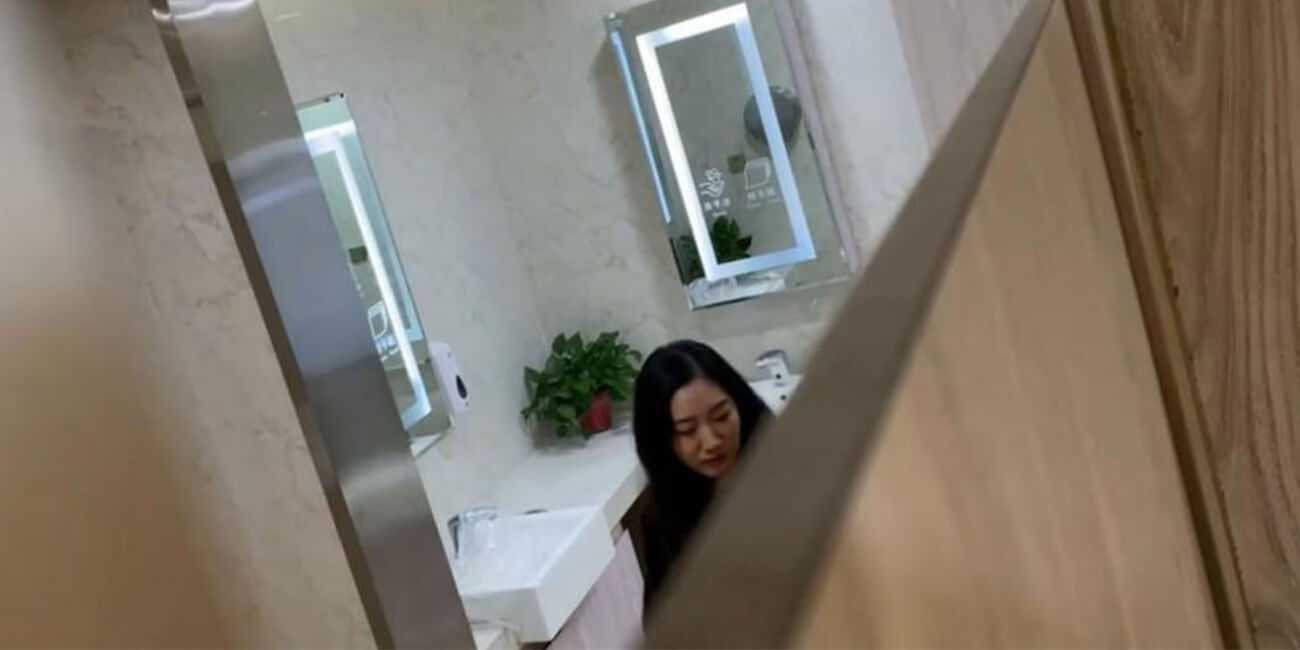 打扮时髦举止端庄的小富婆居然在厕所寂寞手淫 和雍容华贵的妆容超级大反差刺激 屌大的兄弟赶紧去帮忙!