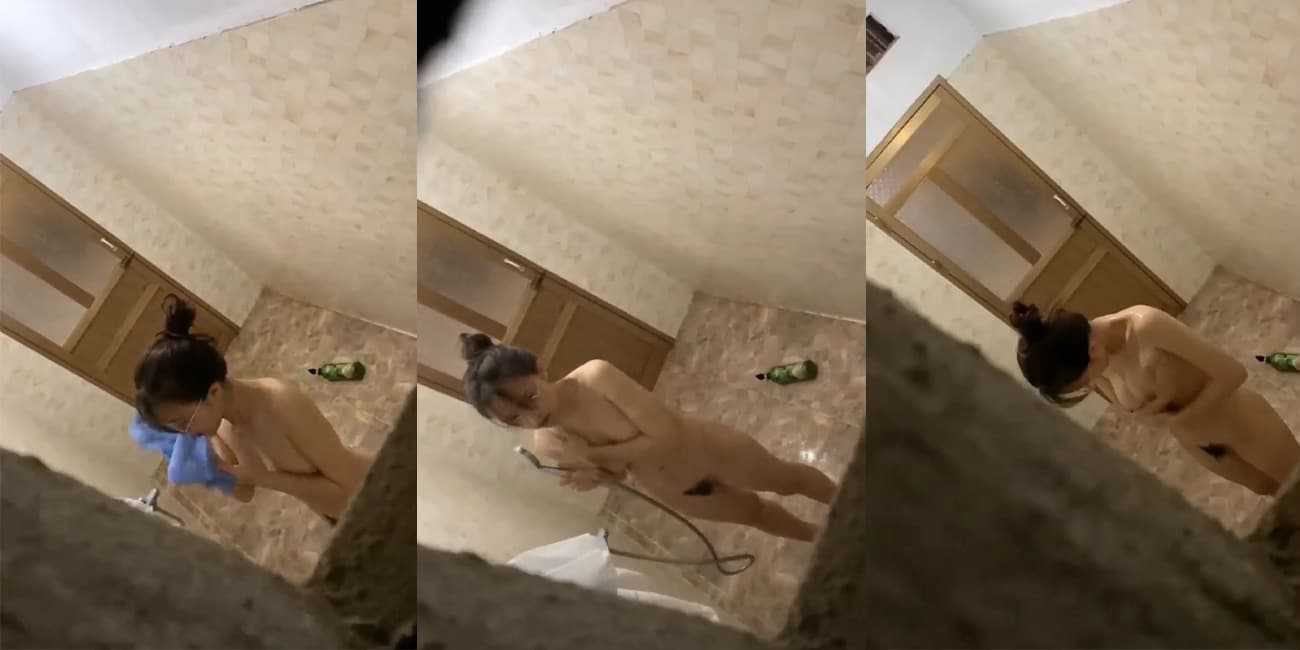 猥琐男偷偷在浴室装了摄像头 偷拍诱人的合租室友