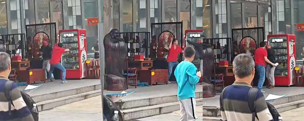 生死看淡不服就干 重庆步行街砍人事件 两句话不对付提刀就砍致人死亡场面血腥