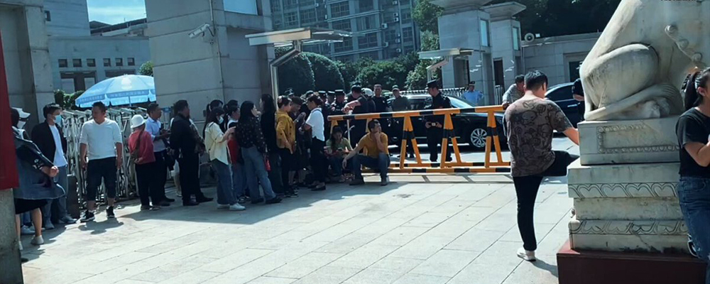 湖南衡阳市碧桂园停工烂尾业主们一路游行至市政府维权 期间遭到警方暴力推搡强制驱离视频