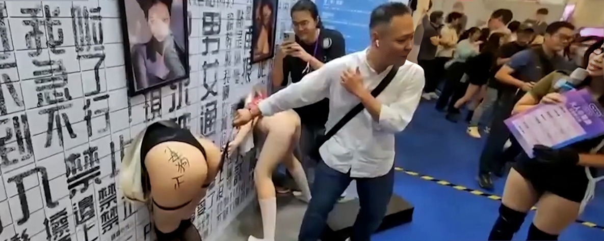 台湾成人博览会玩出新高度 女优撅着屁股与观众SM互动 交钱就能上去随便搞