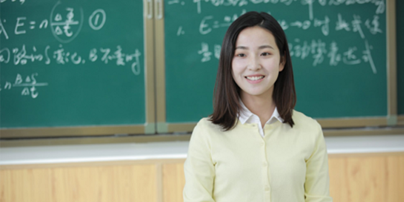 【同学们 淫荡教室开课咯】广州华美中学『刘老师』和外籍男友在宿舍激情 穿着性感蕾丝内裤前后双洞齐开!