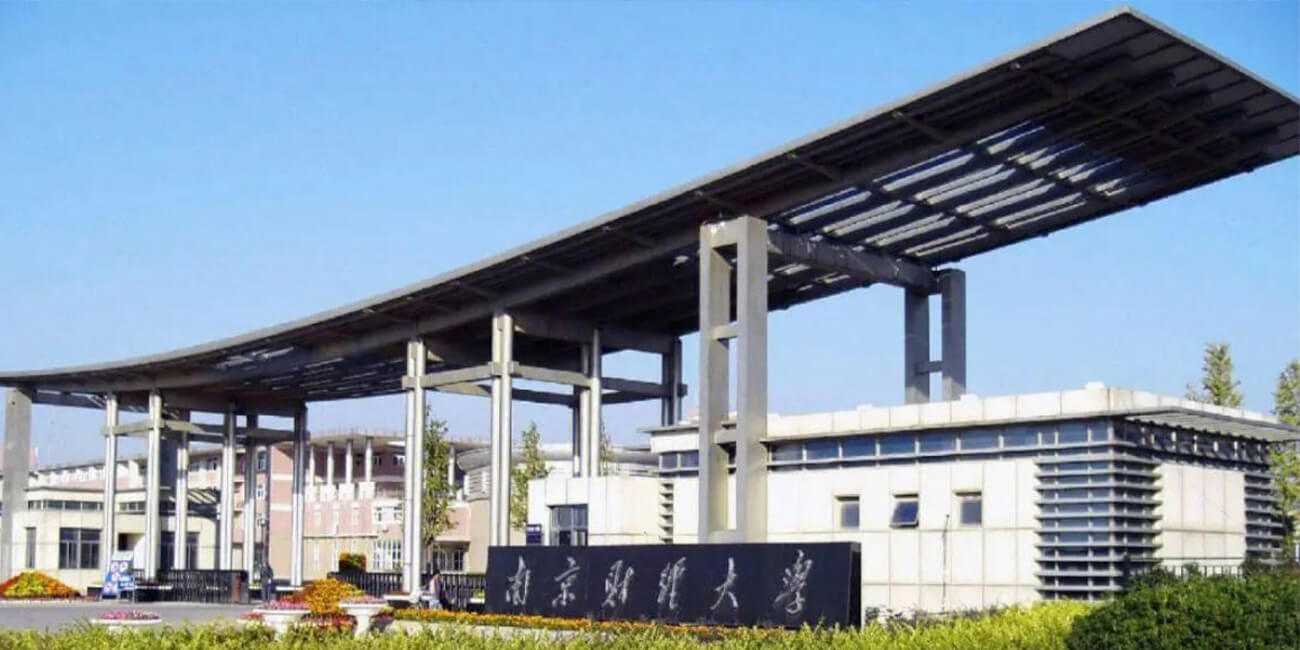 离了大谱了!!! 南京财经大学 中苑食堂三楼 情侣那羽绒服挡着直接在沙发上坐姿做爱 视频流出