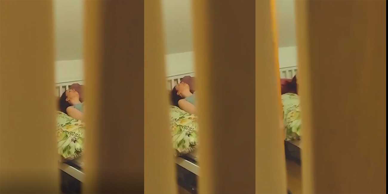 在小姨家留宿 深夜上厕所路口小姨房间 发现小姨居然在自慰 可惜没敢上!!!
