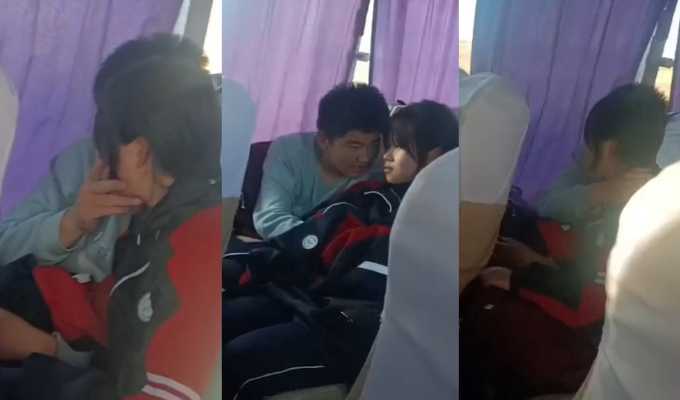 母狗调教要从小抓起 校车内小孩哥抠完逼还让女生舔手指